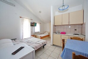 Een strijkplank/strijkijzer, wifi, beddengoed