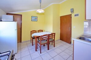 Dining - Apartments Suzana - Two Bedroom Apartment with Sea View (Bibinje)