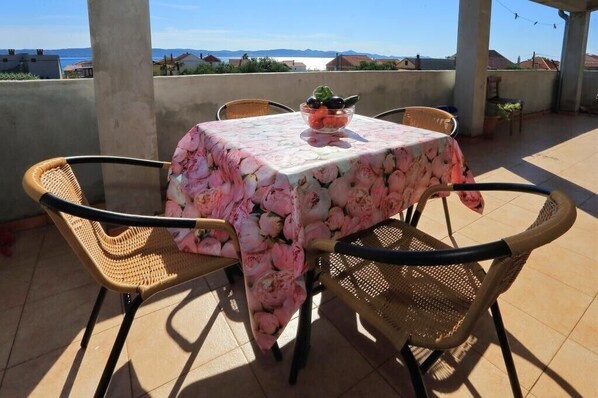 Outdoor dining - Apartments Suzana - Two Bedroom Apartment with Sea View (Bibinje)