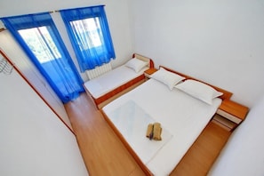 2 habitaciones, tabla de planchar con plancha, wifi y ropa de cama 