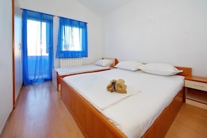 2 habitaciones, tabla de planchar con plancha, wifi y ropa de cama 