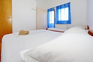2 habitaciones, tabla de planchar con plancha, wifi y ropa de cama 