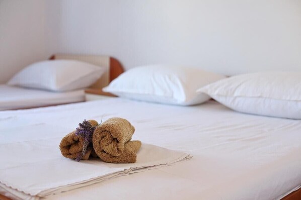 2 bedrooms, iron/ironing board, Internet, bed sheets