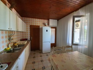 Fridge, oven, stovetop, coffee/tea maker - Apartment Rina- Two Bedroom Apartment with Terrace (Mandre)