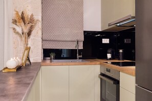 Kühlschrank, Ofen, Wasserkocher mit Kaffee-/Teezubehör