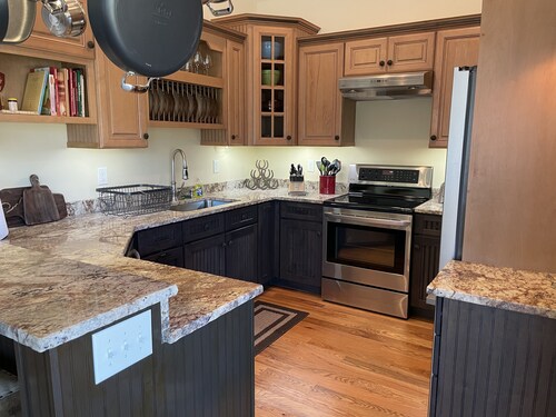 Great for Groups! 8min to Brevard, 10min to DuPont, 20min to Hendersonville