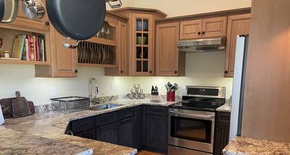 Great for Groups! 8min to Brevard, 10min to DuPont, 20min to Hendersonville