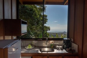 Habitación Deluxe, 2 camas dobles, 2 baños, vistas al mar | Cocina privada | Frigorífico pequeño, productos de limpieza ecológicos y papel de cocina