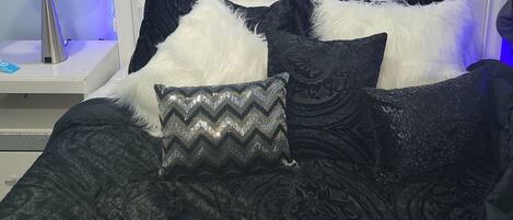 1 bedroom, desk, WiFi