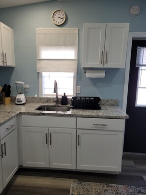 Kühlschrank, Mikrowelle, Kochgeschirr/Geschirr/Besteck, Esstisch