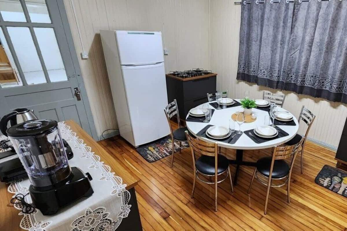 大型冰箱、微波爐、攪拌器、鍋具/餐盤/廚房用品