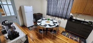 Full-sized fridge, microwave, blender, cookware/dishes/utensils - Casa aconchegante e prática (Cascavel)