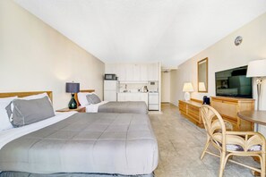 Condo básico, sacada, vista para a cidade | 1 quarto, ferros/tábuas de passar roupa, Wi-Fi de cortesia