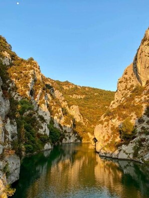 Unclassified image, 3 of 30, button