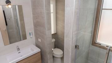 Regadera, secadora de cabello, toallas, jabón