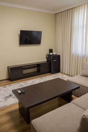 Quarto quádruplo superluxo | Roupas de cama premium, cofres nos quartos, escrivaninha