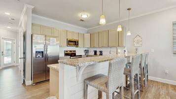 Frigorífico, microondas, horno y placa de cocina