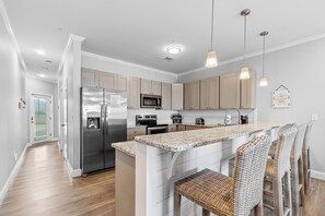 ثلاجة، ميكروويف، فرن، موقد طهي مسطح