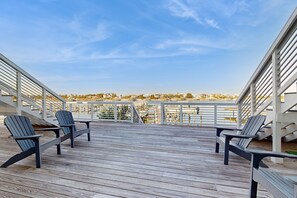 Terrace/patio - Quaint bay front home with patio, full kitchen, & W/D - snowbird-friendly (Perdido Key)