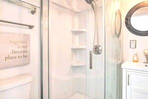 Dusche, umweltfreundliche Kosmetikartikel, Haartrockner, Handtücher