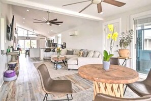 TV, fireplace, books, stereo - *Saltmarsh Serenity* Pvt Boat Dock, Steps to Ocean (Murrells Inlet)