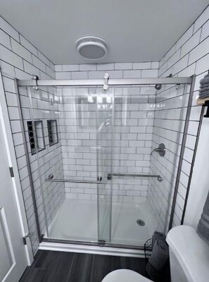 Dusche, Haartrockner, Handtücher, Seife