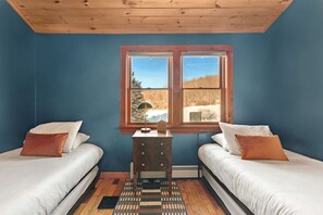 Escritorio, cuna de viaje, wifi y ropa de cama