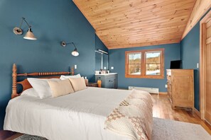 Desk, travel cot, WiFi, bed sheets
