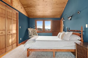 Desk, travel cot, WiFi, bed sheets