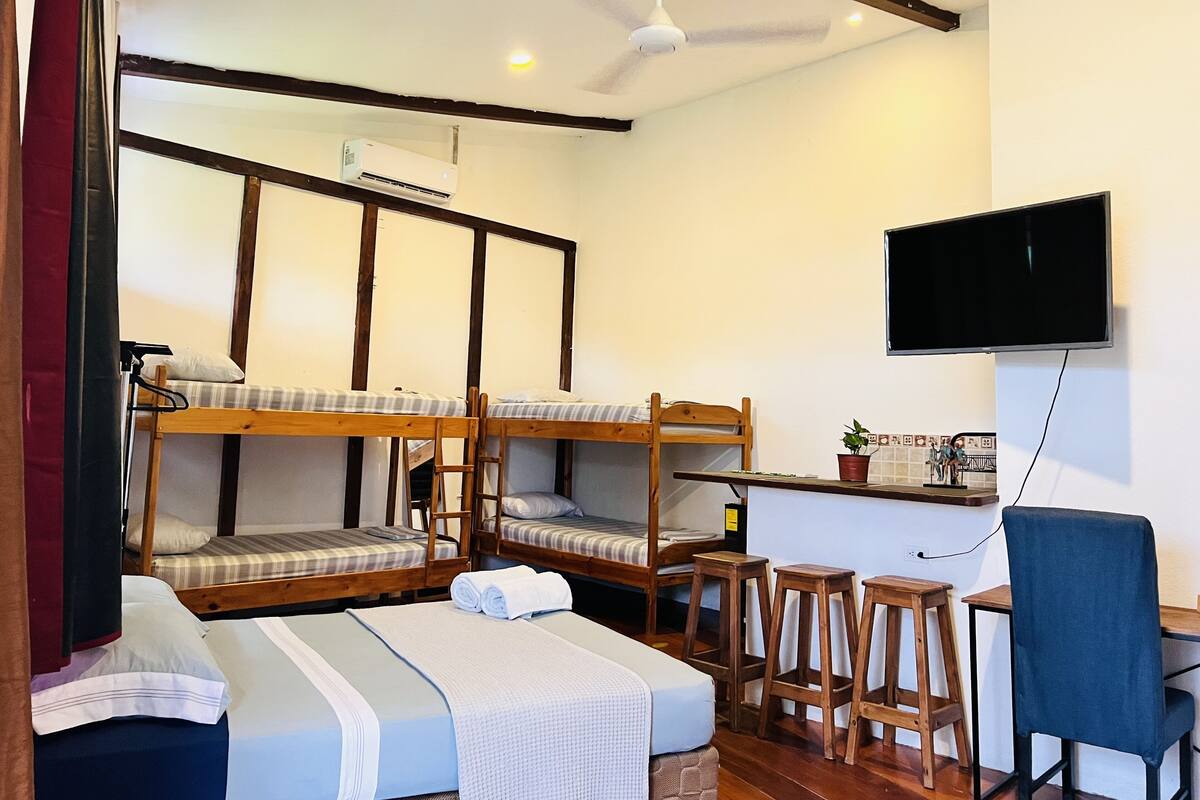 Chambre Familiale, plusieurs lits, cuisine, vue montagne | Rideaux occultants, Wi-Fi gratuit, draps fournis