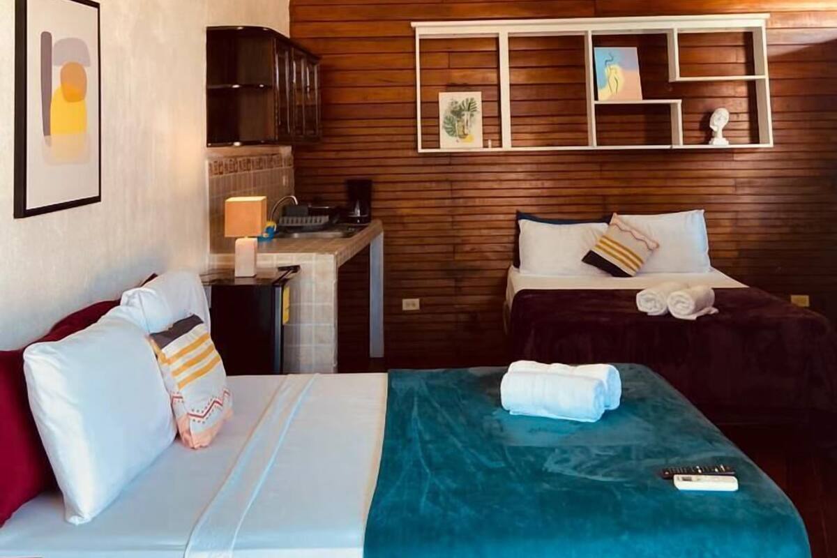 Chambre Quadruple Deluxe, 2 lits doubles | Rideaux occultants, Wi-Fi gratuit, draps fournis