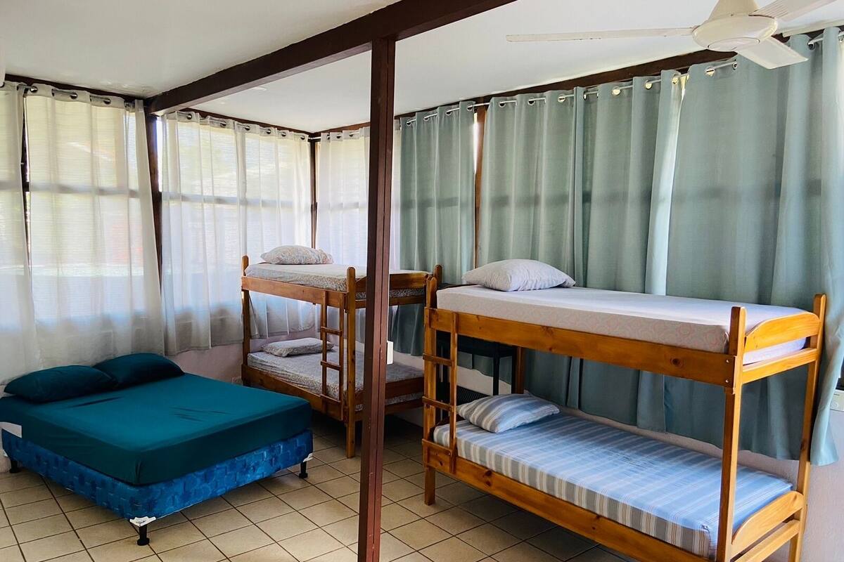 Chambre Familiale, plusieurs lits | Rideaux occultants, Wi-Fi gratuit, draps fournis
