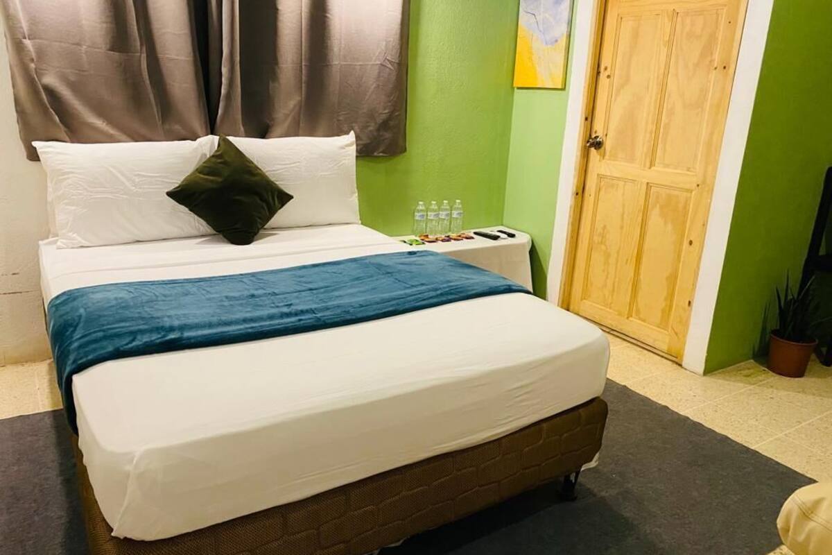 Chambre Quadruple Standard, plusieurs lits, salle de bains attenante | Rideaux occultants, Wi-Fi gratuit, draps fournis
