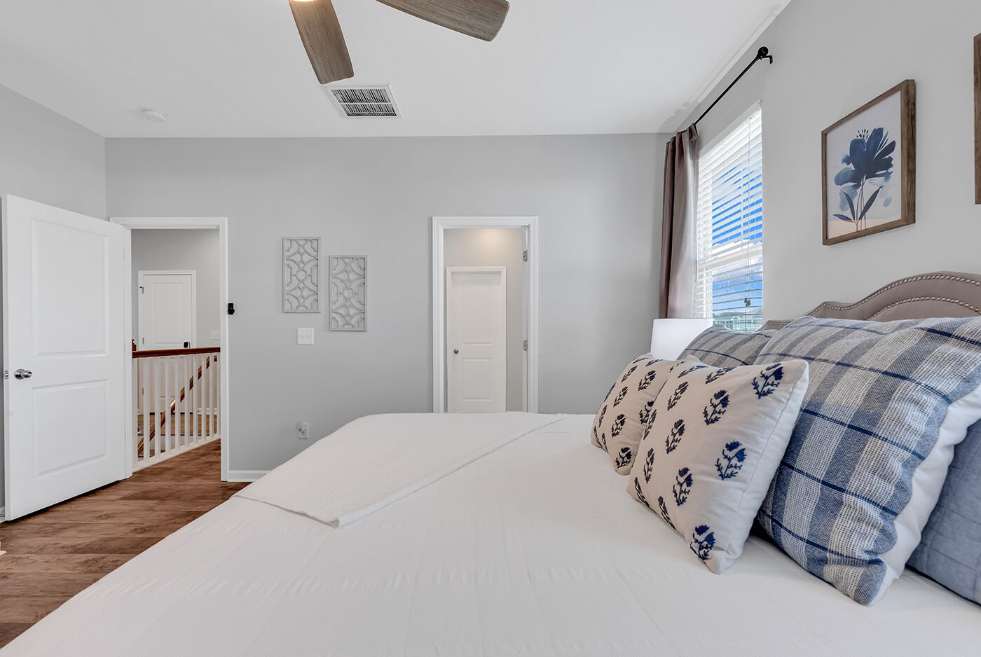 3 habitaciones, tabla de planchar con plancha y cuna de viaje 