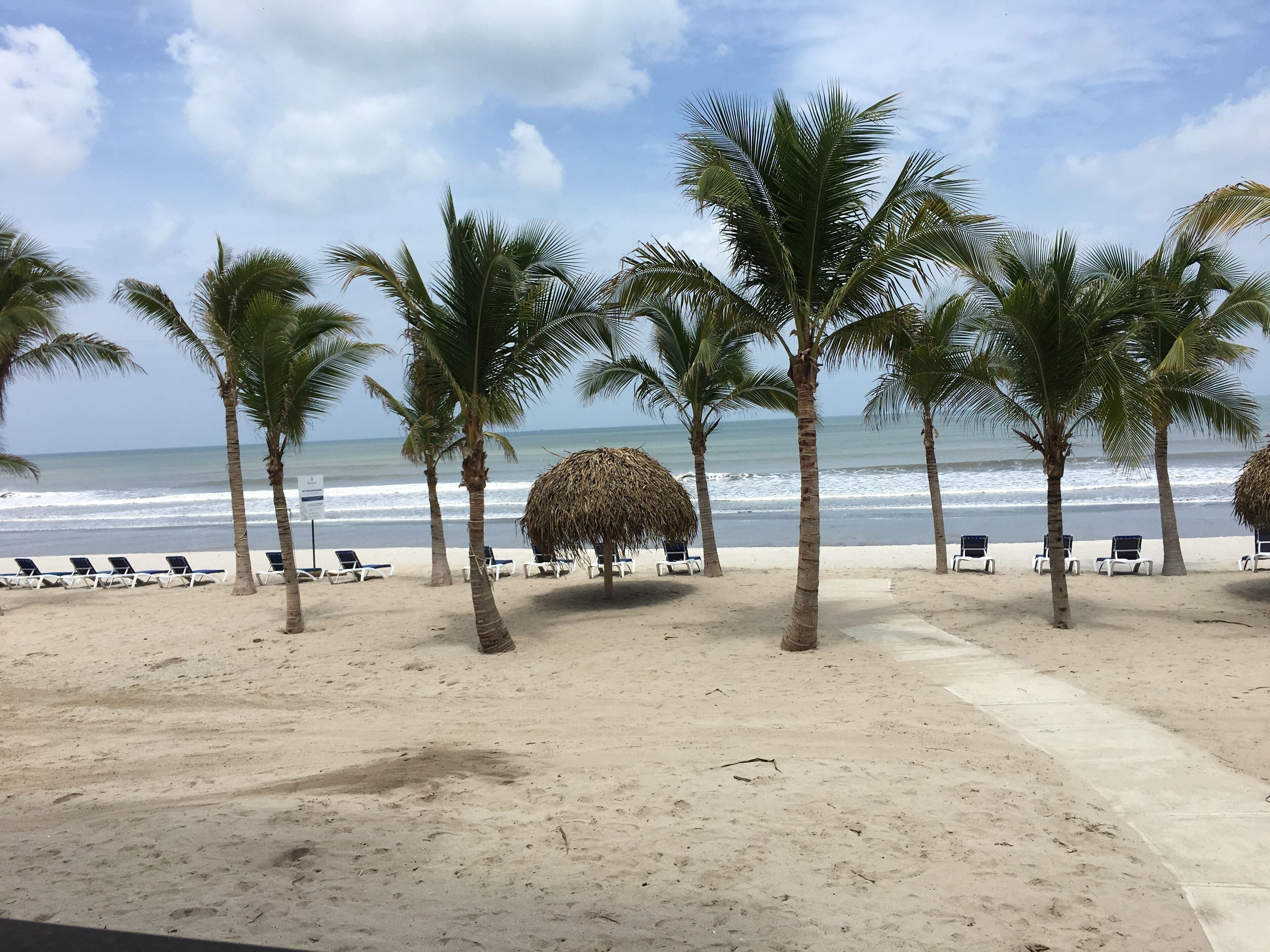 På stranden och solstolar