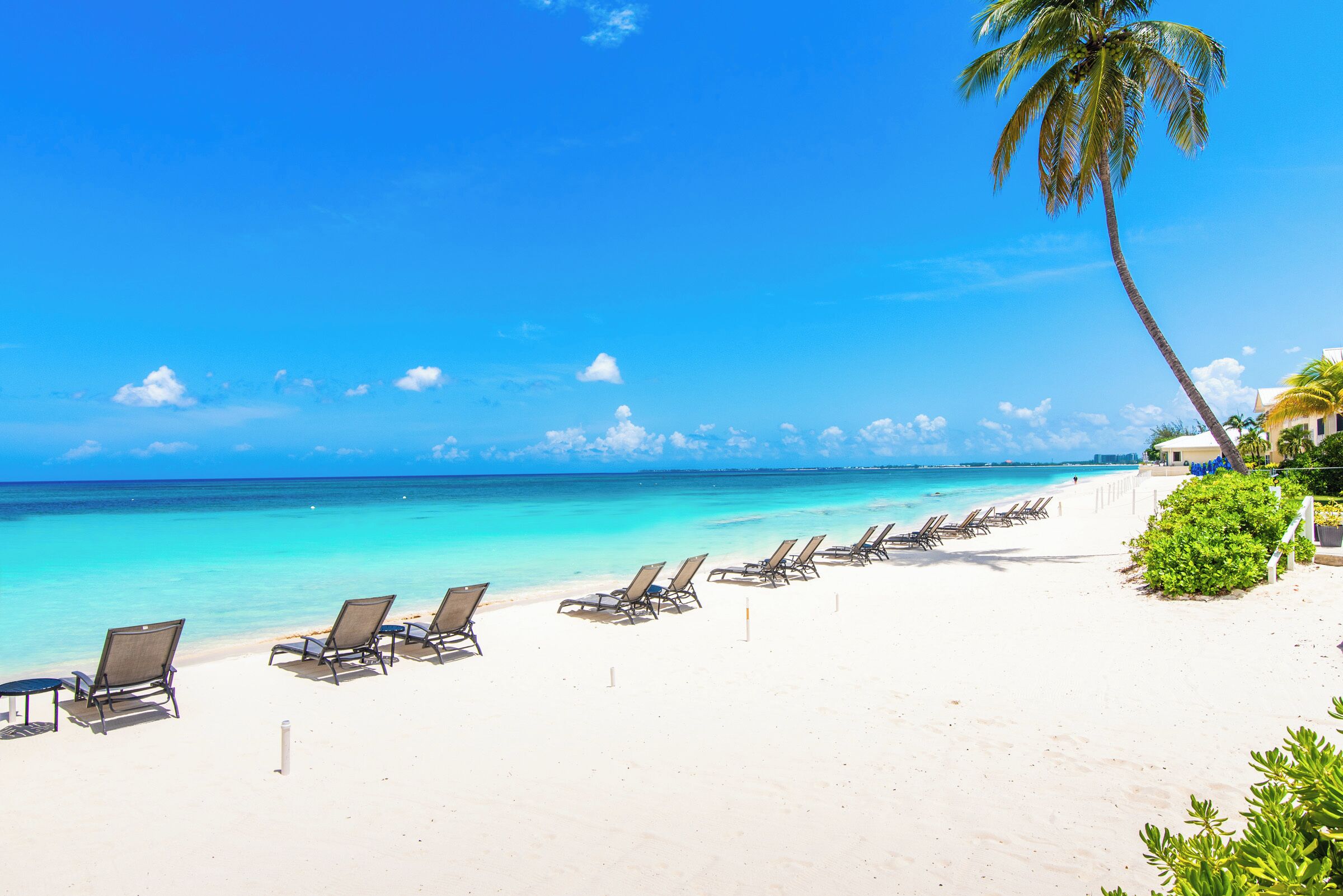 Sur la plage, chaise longue, serviettes de plage