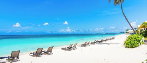 Sur la plage, chaise longue, serviettes de plage