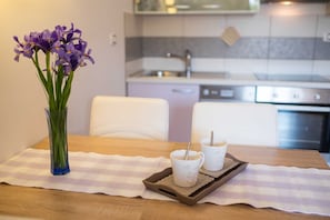 Fridge, oven, stovetop, coffee/tea maker