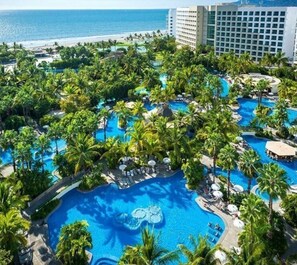 Alberca al aire libre y alberca climatizada