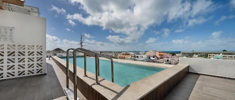 Una piscina a sfioro, una piscina in terrazza