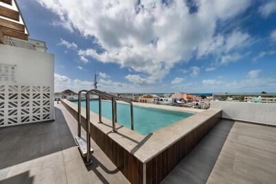 Prime Location. 1 BR w/ Ocean View Infinity Pool
