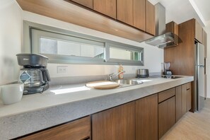 Kühlschrank, Mikrowelle, Herdplatte, Wasserkocher mit Kaffee-/Teezubehör