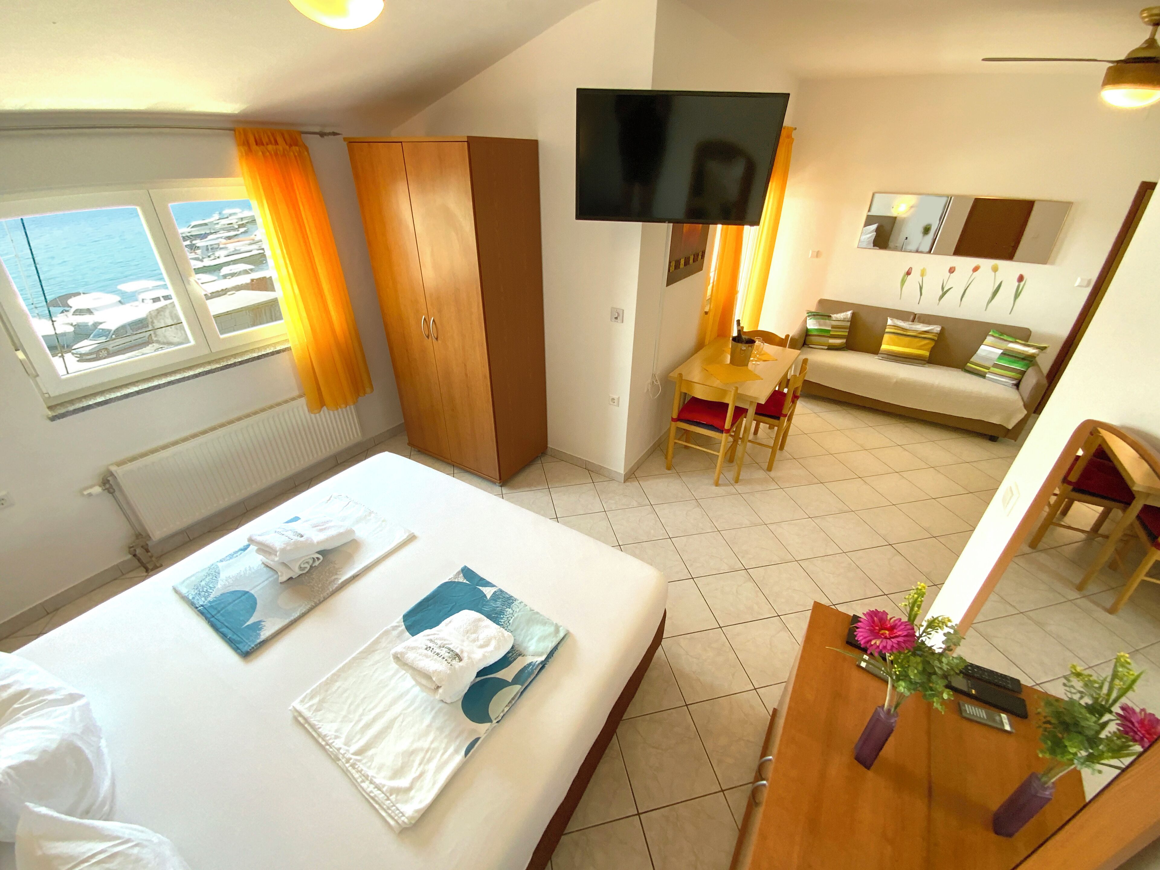 Studio, Balkon (9) | Wohnbereich | 35-Zoll-Flachbildfernseher mit Satellitenempfang, Fernseher
