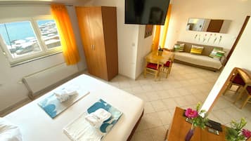 Studio, Balkon (9) | Wohnbereich | 35-Zoll-Flachbildfernseher mit Satellitenempfang, Fernseher