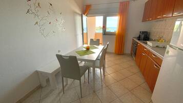 Apartment, Balkon, Meerblick (8) | Eigene Küche | Großer Kühlschrank, Herdplatte, Kochgeschirr/Geschirr/Besteck