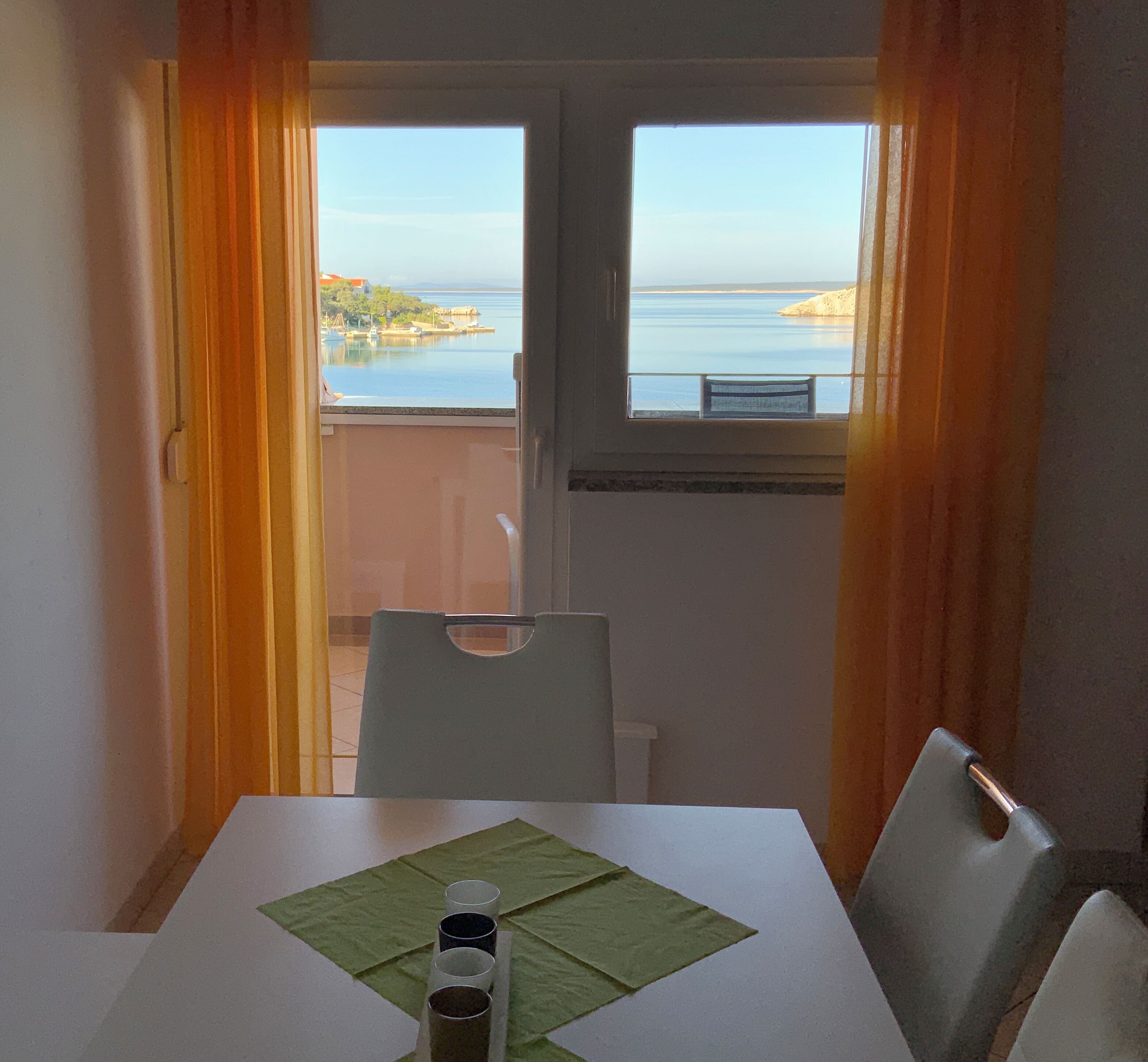 Apartment, Balkon, Meerblick (8) | Essbereich im Zimmer