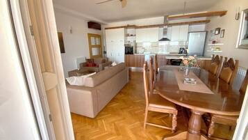 Apartment, Terrasse, Meerblick (6) | Wohnbereich | 35-Zoll-Flachbildfernseher mit Satellitenempfang, Fernseher