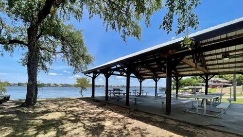 Lake view & tree house vibes with 2 outdoor decks!