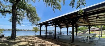 Lake view & tree house vibes with 2 outdoor decks!