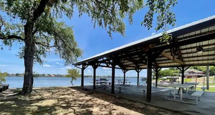 Lake view & tree house vibes with 2 outdoor decks!